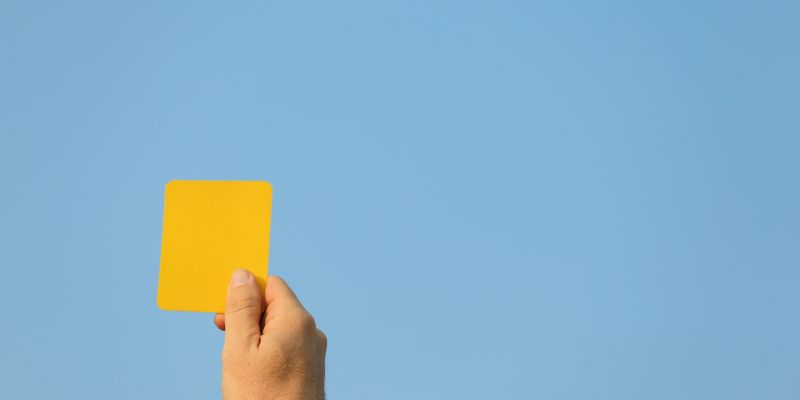 Luật Thẻ Vàng Trong Bóng Đá - Văn Hóa Thi Đấu Chuyên Nghiệp 3 Hình ảnh tấm thẻ quyền lực răn đe phi thể thao