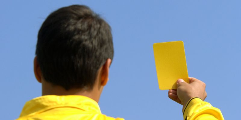 Luật Thẻ Vàng Trong Bóng Đá - Văn Hóa Thi Đấu Chuyên Nghiệp 4 Trọng tài rút thẻ vàng dứt khoát trên sân
